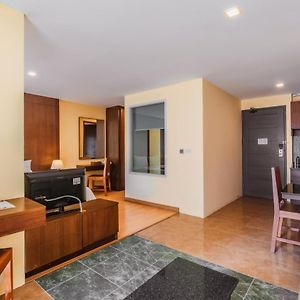 Deluxe Suite King Pool View